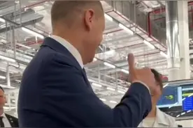 朔尔茨更新TikTok：在重庆一家工厂竖起大拇指图片