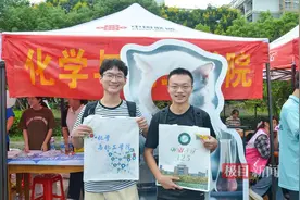 到校第一天，武科大为新生赠送文创礼品图片