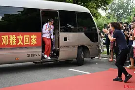 奥运冠军邓雅文回家了！她说：走下领奖台，一切归零，不忘初心图片