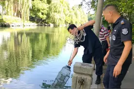 清理河道地笼，保障水清河畅图片