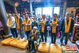 马来西亚华人一家五代赴“妈祖故里”拜妈祖图片