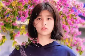 长沙一中学女生因拍校服照走红！“像漫画里走出来的女孩”图片