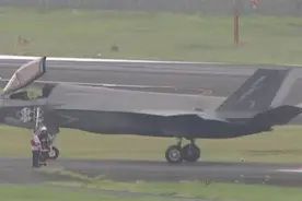 英军一F-35战机在日本鹿儿岛机场紧急着陆 跑道临时关闭图片