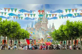 上海迪士尼推出清凉夏日系列特别活动，并推出多项举措帮游客员工解暑降温图片