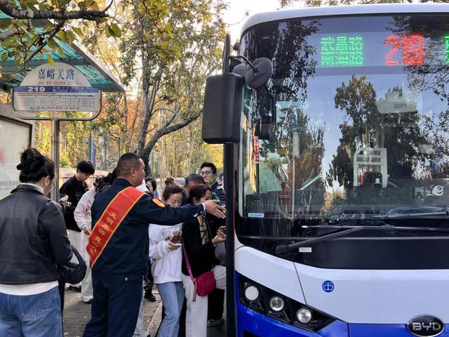 市北巴士219路：开进金色童话的公交车