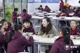 校长、老师都是学生的“饭搭子” 杭州一小学师生同桌就餐图片