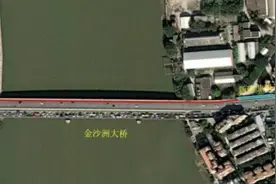 小车开上广州一天桥？原因：误入非机动车道图片