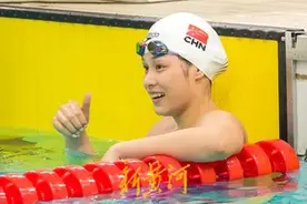 全国游泳锦标赛首日：18岁余依婷一夜摘两金，16岁山东小伙脱颖而出图片