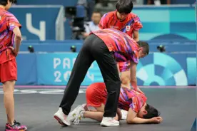 日本乒乓球男团遭大逆转，落败后张本智和心态崩了，跪地痛哭图片