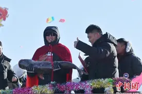 吉林查干湖冬捕：“头鱼”拍出1199999元图片