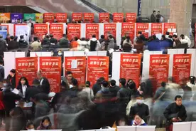 多图直击｜北京西站里的招聘会图片