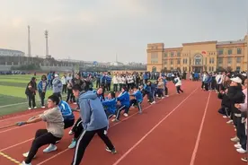 烟台三中高三年级举行拔河比赛图片