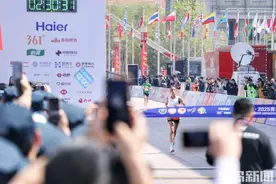 2025青马全程马拉松女子冠亚季军诞生精彩瞬间图片