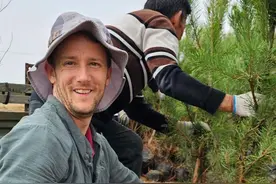 只因多看了她一眼，美国小伙连续10年到内蒙古植树图片