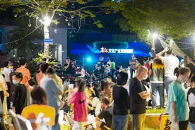 来平湖这里，与惬意的夜生活撞个满怀！图片