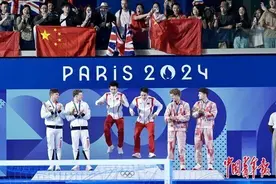 练俊杰/杨昊男子双人10米台夺金 为中国跳水“收复失地”图片