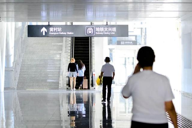 北京这两座火车站相距不足百米，网友：千万别走错！