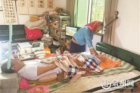 为爱坚守三十五载，妻子不离不弃照顾高位截瘫的丈夫图片