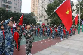 郑州市二七区人和路小学175名同学光荣加入中国少年先锋队图片