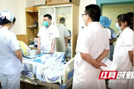 弯腰拾物致男子反复腰痛直不起腰 长沙骨质增生专科医院解病痛图片