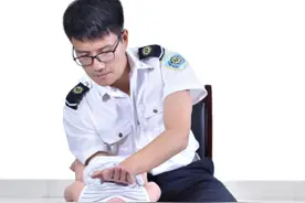 新生儿呛水窒息，120调度员远程指导帮助转危为安图片