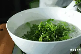 别乱挖也别乱吃！吃野菜要当心，一旦中毒这么办→图片