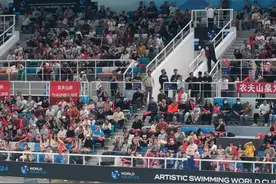 水立方观众热情满满 观众近距离感受 “水上芭蕾”绽放双奥场馆图片