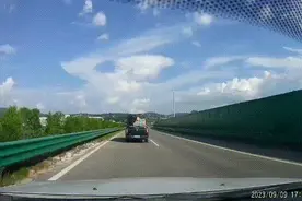 吓人！高速上飞来花盆，后车：“躲过一个又来一个”图片