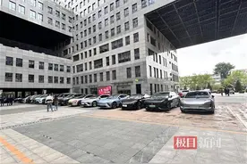 周鸿祎990万卖掉旧迈巴赫改乘国产新能源车，360公司楼下办起车展，有车企留字条“供周总体验”图片