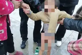 阜阳一男童掉进冰冷河水里 好心人速来救援图片