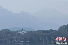 浙江杭州：清晨西湖飘渺如水墨画图片