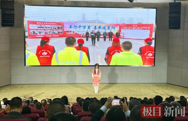 “显眼包”民警与“黄蓉”司机同台绽放，讲述凡人星光背后的坚守