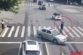 早高峰上班路上，这位警察突然下车，他的举动让人敬佩图片