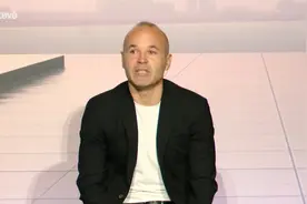 传奇谢幕！效力巴萨22年！了不起的伊涅斯塔图片