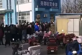 燃气公司外用户凌晨排队缴费，什么情况？当地回应图片