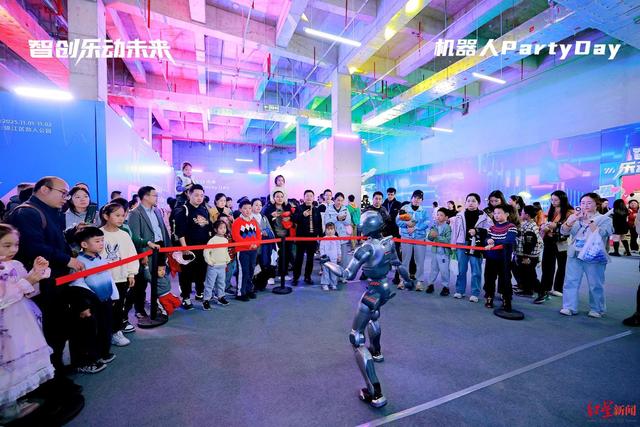 成都锦江机器人派对启幕！打拳踢足球萌趣互动，科技盛宴持续两天