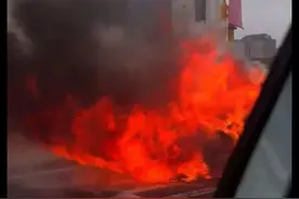 上海南北高架发生一起轿车单车着火事故，已处理完毕图片