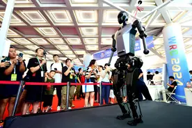 长高变壮更聪明，北京人形机器人“天工”升级亮相图片
