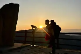 90后小伙背70岁母亲登上剑门关 对话本人：曾带母亲四处打工，想背她去看天安门图片