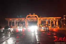 通宵奋战！洞口交警紧急疏散分流高速公路车辆图片