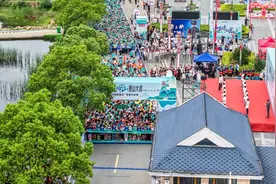 2025年湖北孝感双峰山登山大会激情开赛图片