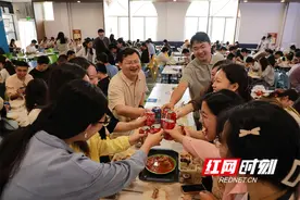 暖心又暖胃！湖南科技学院为毕业生花式送“餐”图片