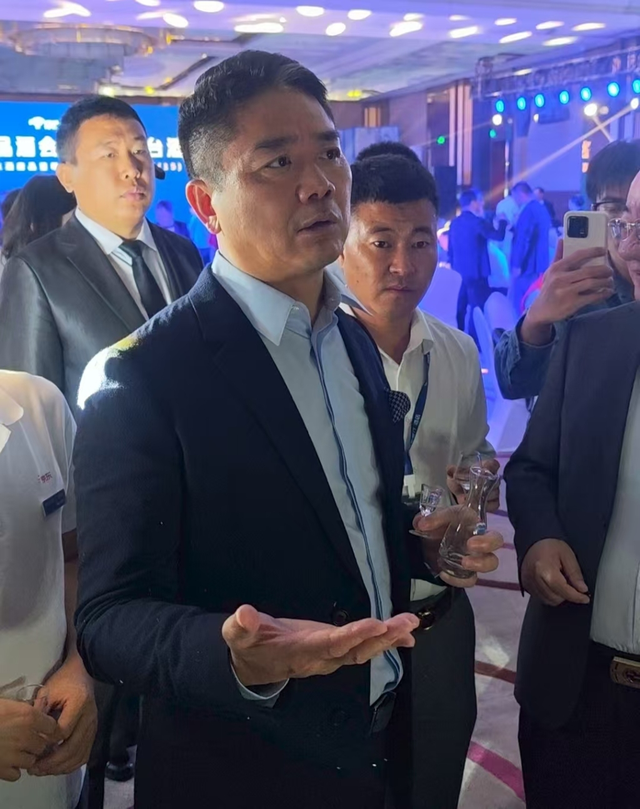 刘强东现身乌镇，笑容满面，京东要起飞了