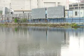 昆明景成大厦烂尾基坑开始抽水回填 工程估算价2500万元图片