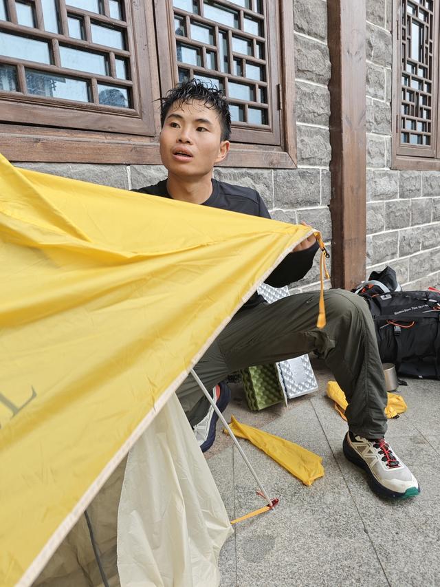 张家界七星山户外挑战赛首日冠军是来自云南的何东，冒雨徒步25.7公里，当事人发声