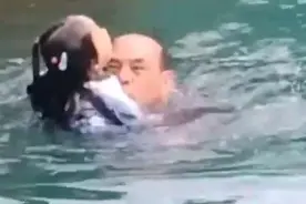 小女孩落水，陌生大叔一次次托举救人图片