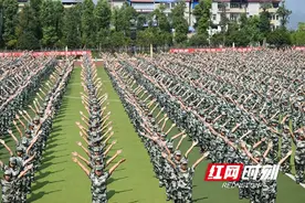 隆回二中高一新生军训汇报表演展风采图片