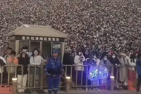 五一假期月牙泉景区“爆了”，周深万人演唱会场面壮观！网友：快看不见沙子了图片