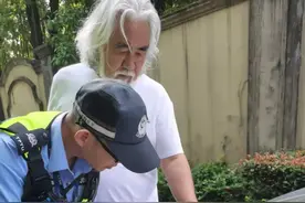 74岁张纪中送娃上学撞车，感慨养娃压力大！其育有四个孩子，最小的才6个月大图片