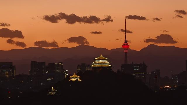光影交织，在隆福寺顶楼看京城夜景璀璨